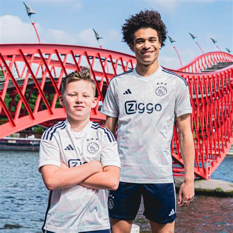 Dit is het nieuwe adidas Ajax uitshirt 2023.